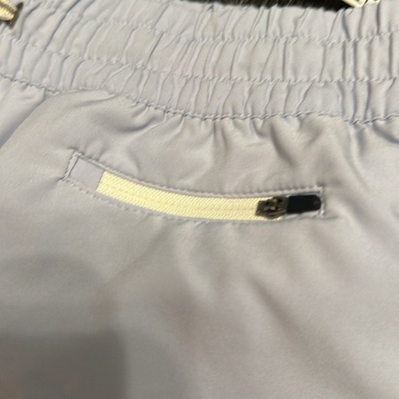 Vuori Women’s Clementine Short 2.0 4” Inseam in Periwinkle, Size Large - Picture 7 of 14